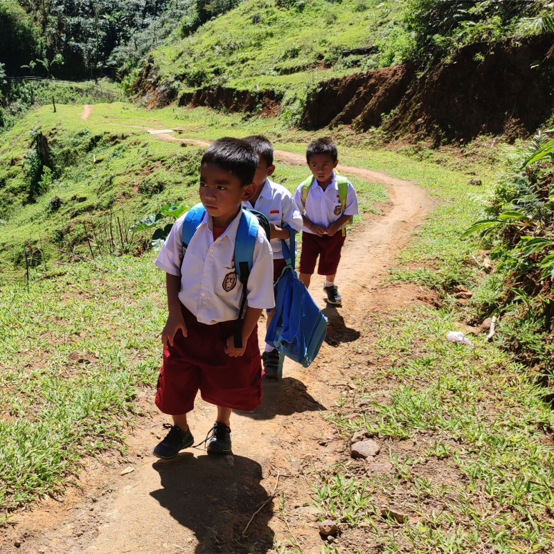 BANTU HADIRKAN PENDIDIKAN YANG ADIL DAN LAYAK UNTUK ANAK-ANAK PEDALAMAN KAMPUNG OPANG