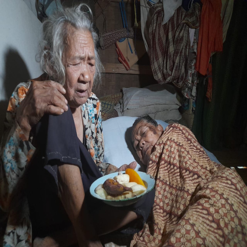 Bantu Nenek Renta Berjuang Rawat Kakak Sakit