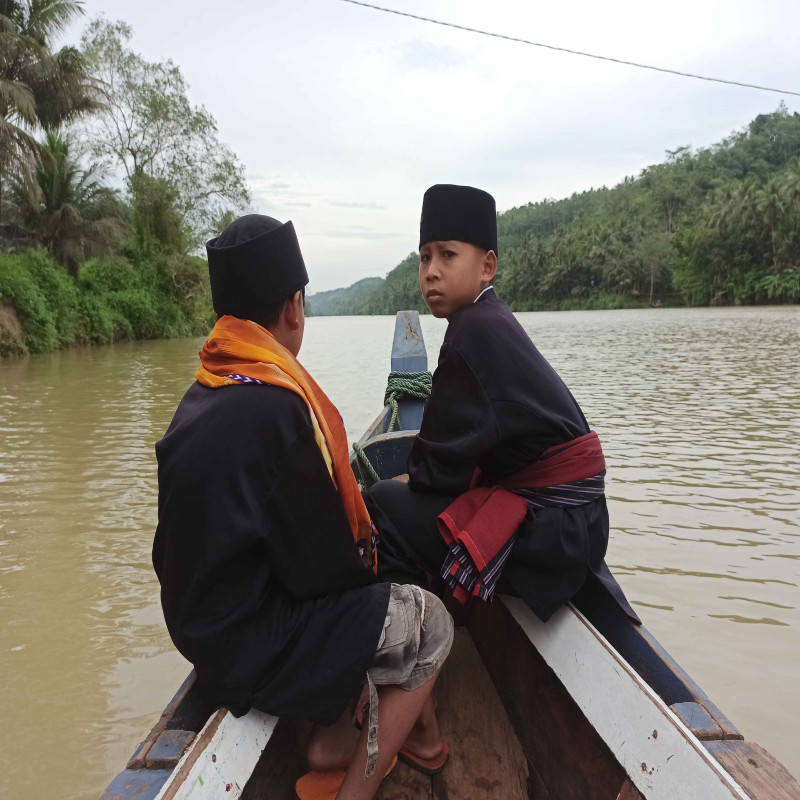 Sampaikan Perahu untuk Santri Al-Ansori, Tempuh Sungai Penuh Buaya untuk Belajar Ilmu Agama