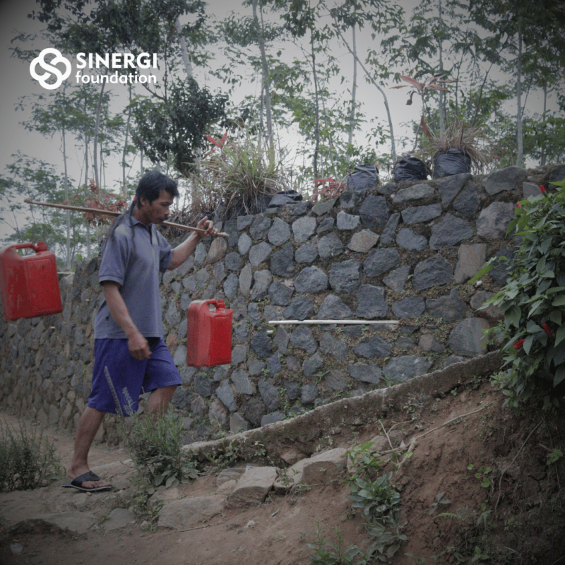 Sumber Air Tak Layak dan Susah Didapat, Bantu Bangun Sumur Bor!