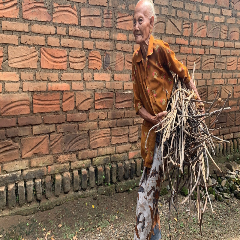 NENEK 81 Tahun, Berjualan Kayu untuk Bertahan Hidup