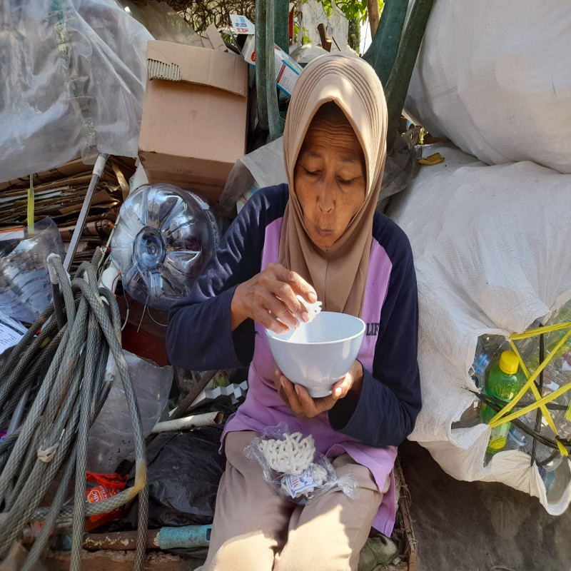 Lansia Bertahan Hidup Dari Kepingan Sampah
