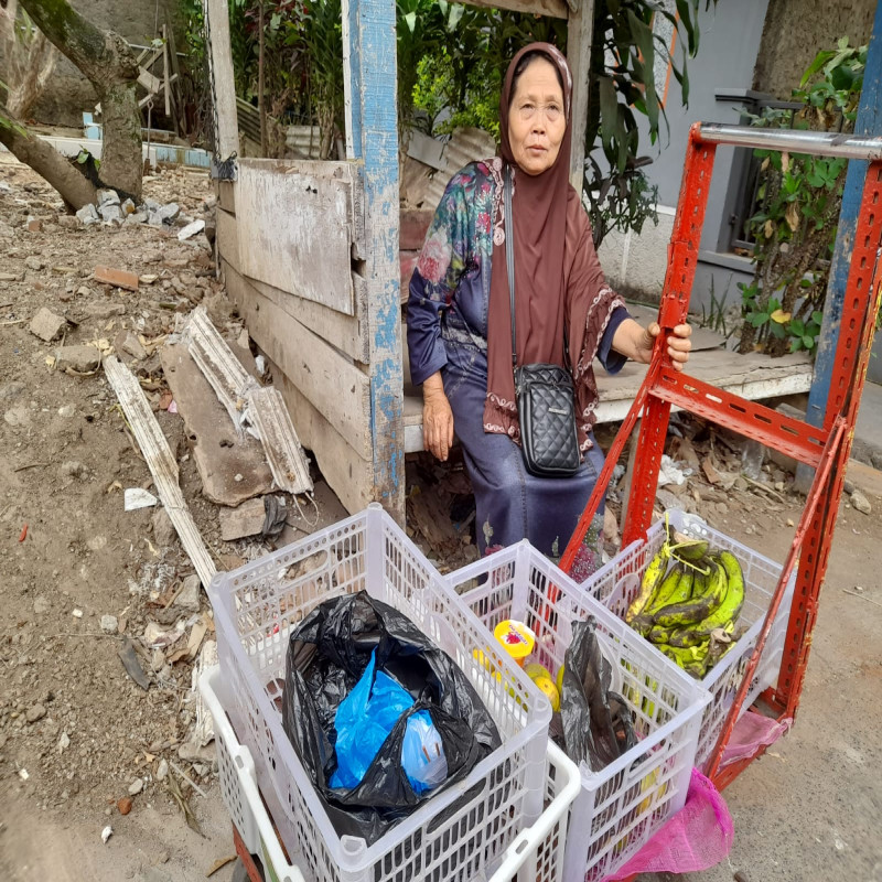 Jualan Sepi Pembeli, Lansia Pedagang Buah Menahan Lapar