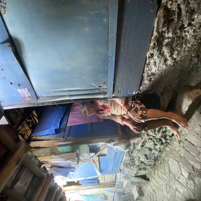 Lansia Sebatangkara Tinggal di Gubuk Petak Rel Kereta