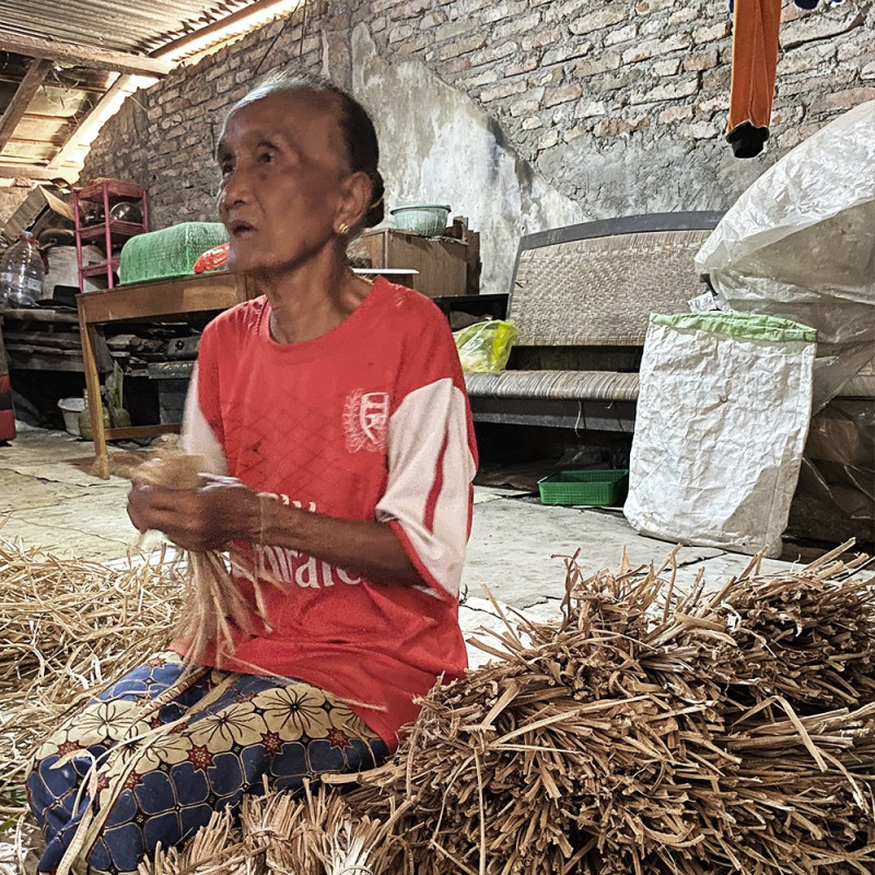 Sepasang Lansia Hidup dengan Tali Bungkus Tempe