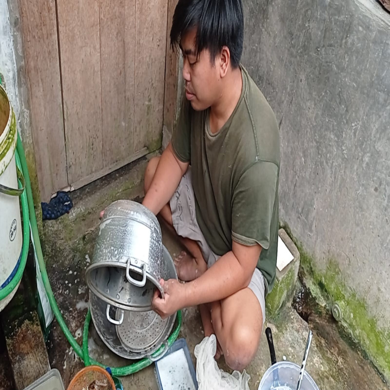 Bantu Dicki Sembuh dari Lumpuh nya