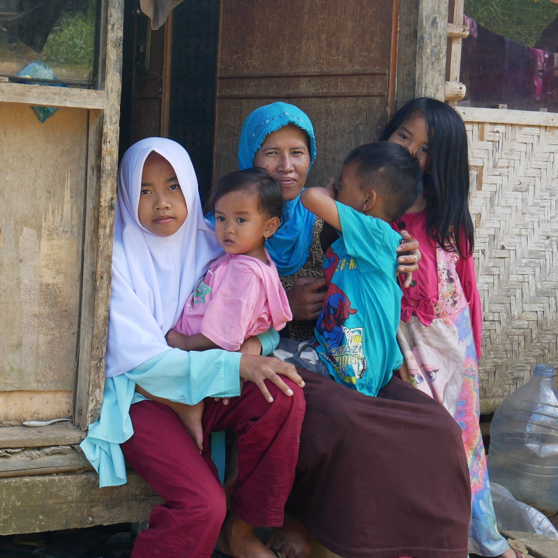 BANTU PEMULUNG JANDA DAN 5 ANAKNYA YANG TERKATUNG-KATUNG MENCARI TEMPAT TINGGAL