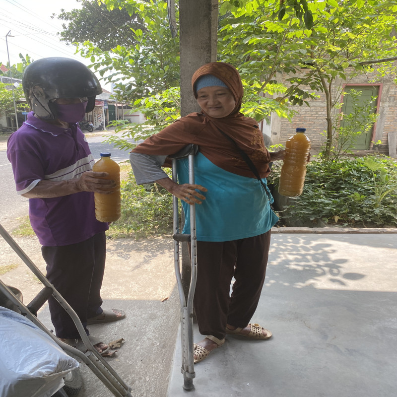 Kaki Lumpuh! Mbah Ponirah Tetap Berjualan Jamu