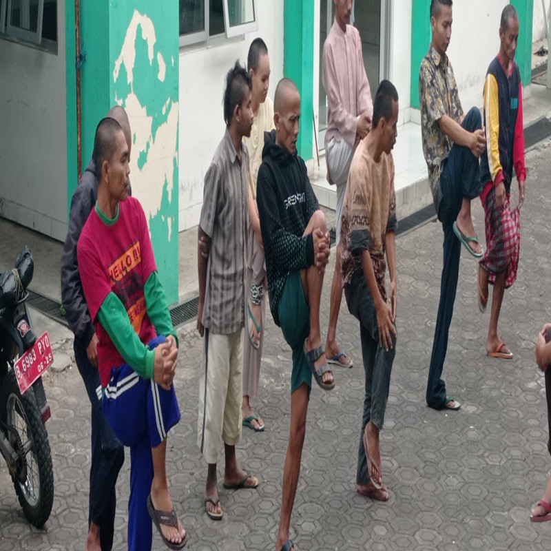 Mereka Makan Sampah !!!, Bantu Odgj Terlantar Bisa Makan Layak.