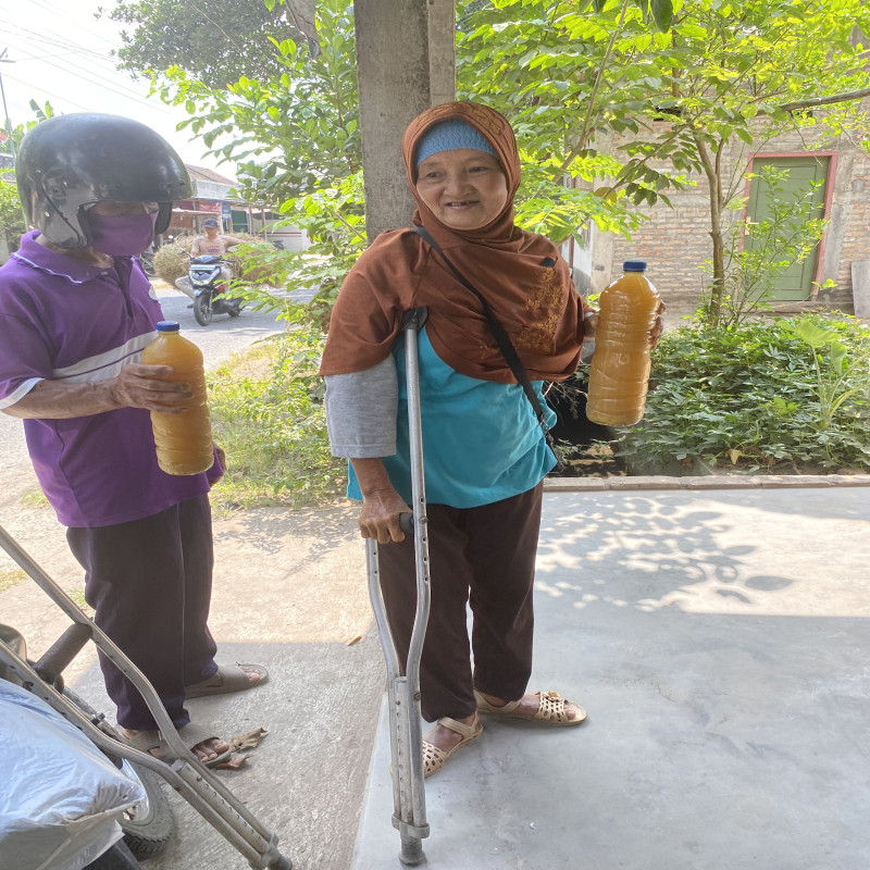 Kaki Lumpuh! Mbah Ponirah Tetap Berjualan Jamu