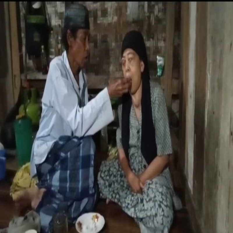 Bola Mata Ibu Sariah Hampir Keluar