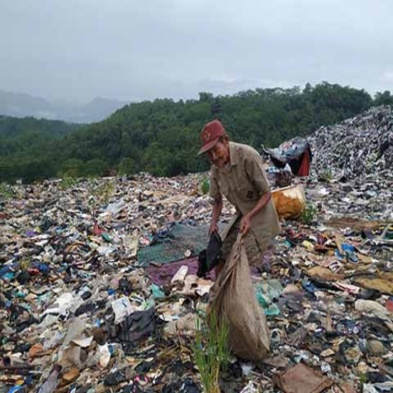 Sampah Plastik Penyambung Hidup Lansia Pejuang Nafkah