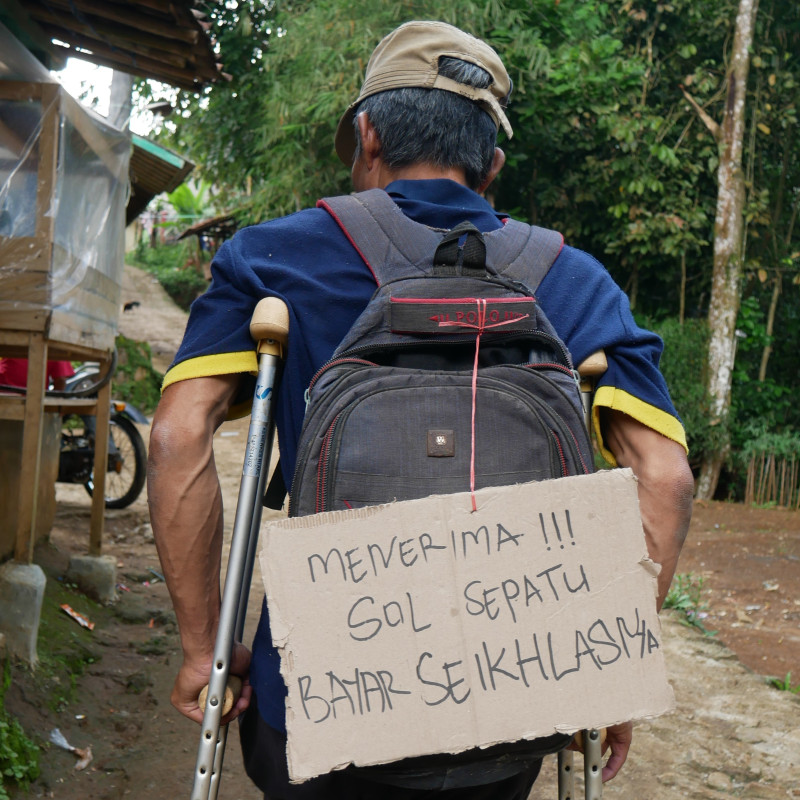 MIRIS TUKANG SOL SEPATU, HILANG KAKI DAN DITINGGAL ISTRI