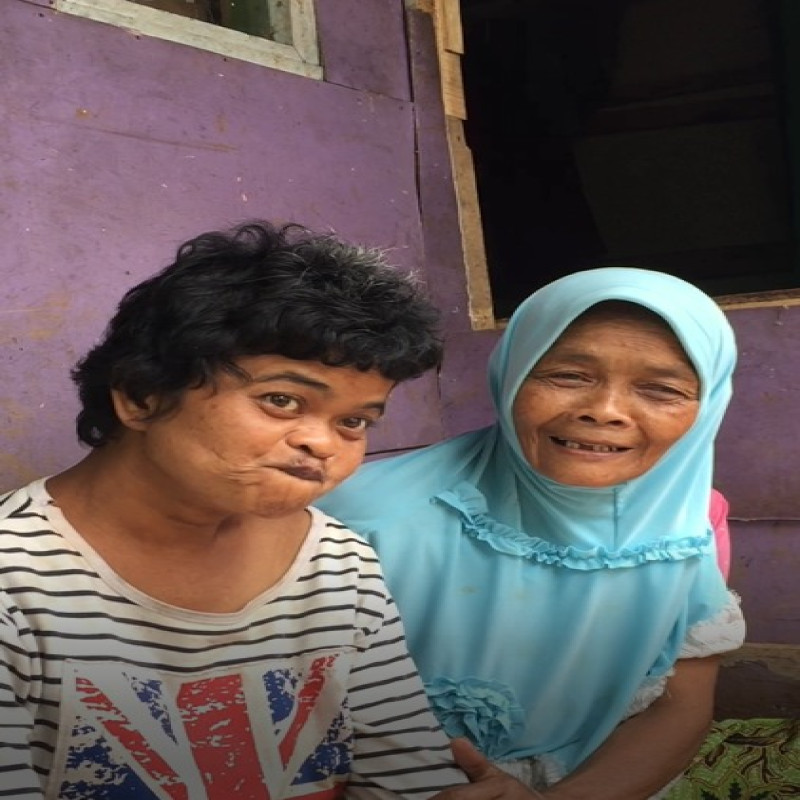 Lansia Mencari Nafkah dan Merawat Anak Sakit