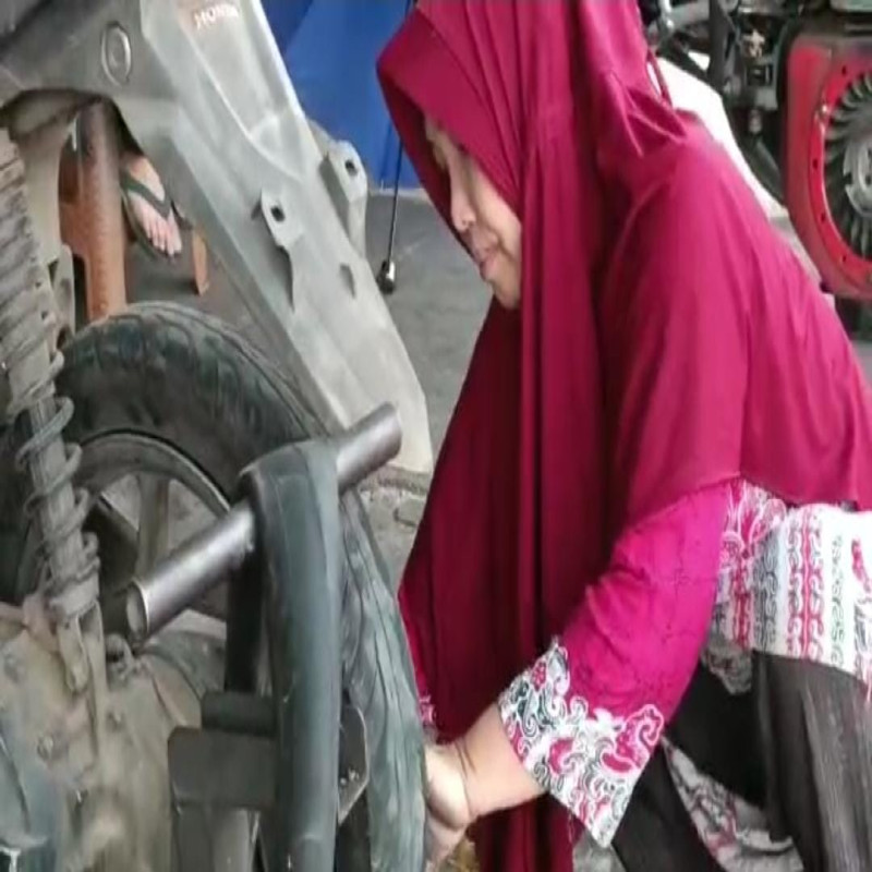 Pilu! Nenek Berjuang Menjadi Tukang Tambal Ban Demi Menghidupi Cucu Yatim Yang Sakit