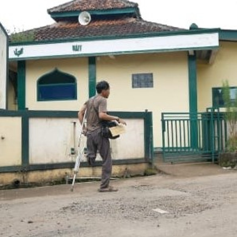GRATISKAN SERVICE UNTUK MASJID, TUKANG SERVICE ELEKTRONIK DIFABEL BERJUANG SEBATANG KARA