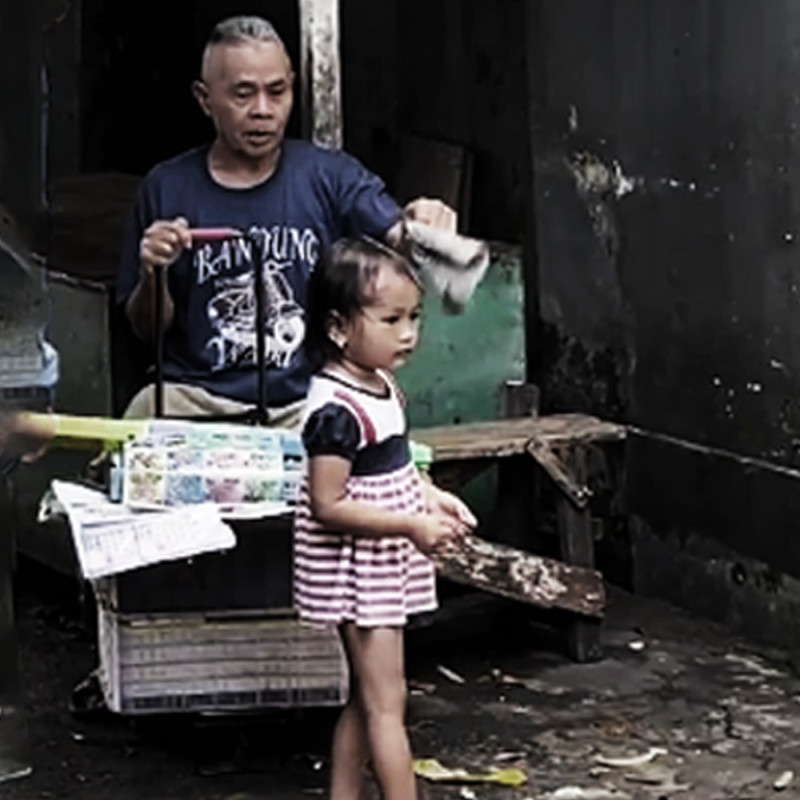 Berkeliling Mencari Pembeli Bersama Sang Cucu