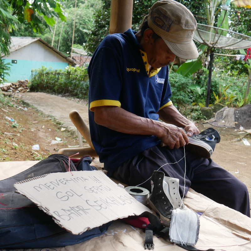 MIRIS TUKANG SOL SEPATU, HILANG KAKI DAN DITINGGAL ISTRI