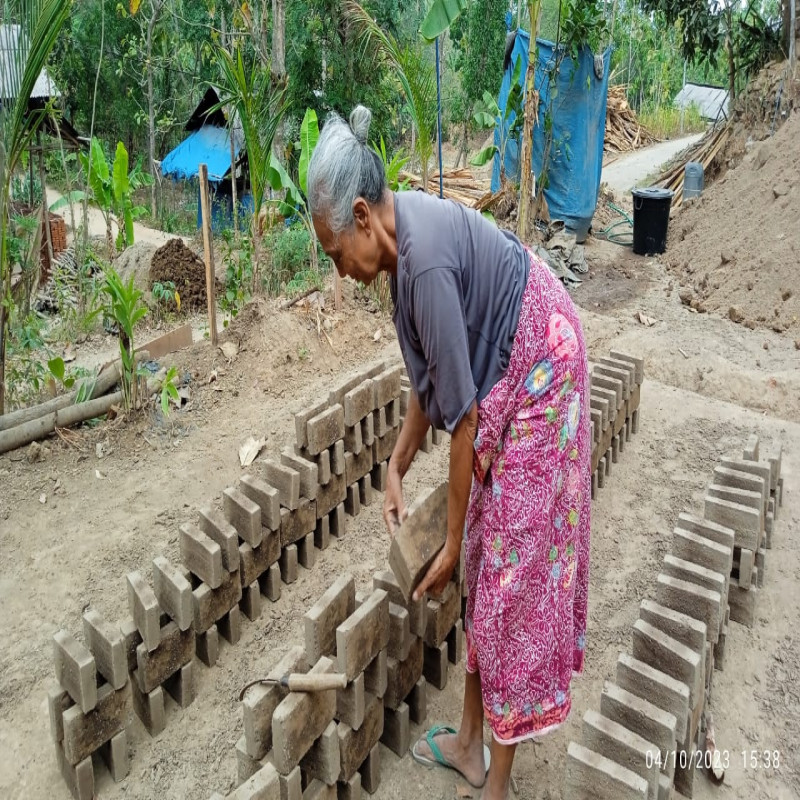 Bantu Nek Muniram Agar Tak Angkat Batu Bata Lagi di Masa Tuanya