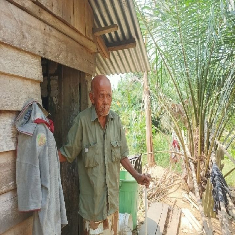 Bersama Kakek Adi, Wujudkan Senyum di Bawah Teriknya Hidup