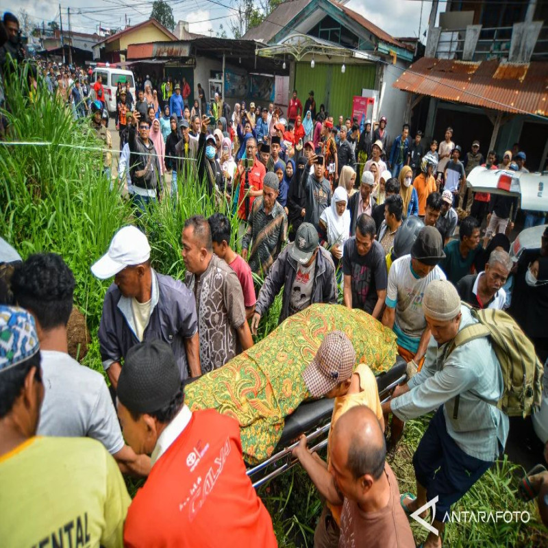 Bantu Warga Terdampak Banjir Sumbar