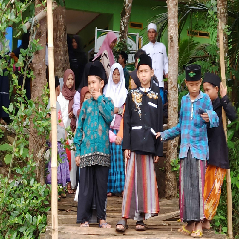 Sampaikan Perahu untuk Santri Al-Ansori, Tempuh Sungai Penuh Buaya untuk Belajar Ilmu Agama