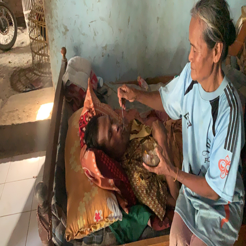PERJUANGAN LANSIA menghidupi anaknya yang Lumpuh Berusia 45 Th