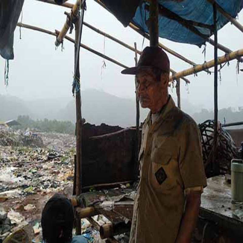 Sampah Plastik Penyambung Hidup Lansia Pejuang Nafkah