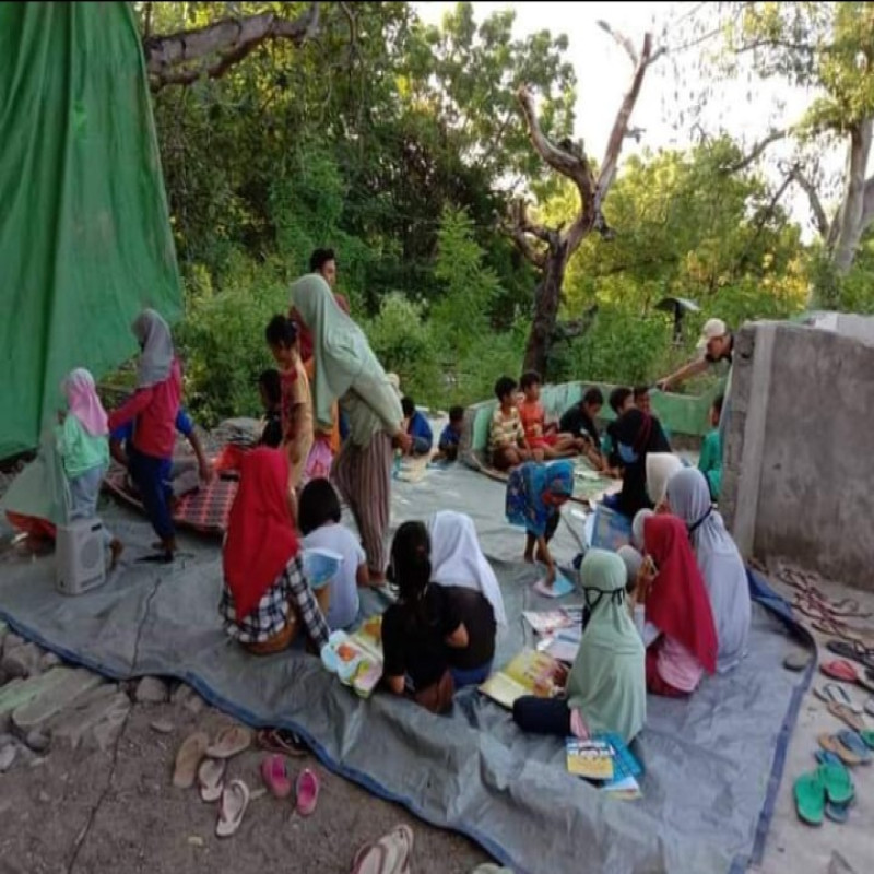 Bantu Alat Belajar Anak Yatim Pelosok