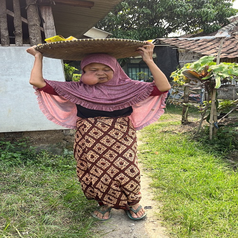 Leher Bengkak Tak Beraturan dan Bernanah, Mak Iroh Harus Segera Operasi!