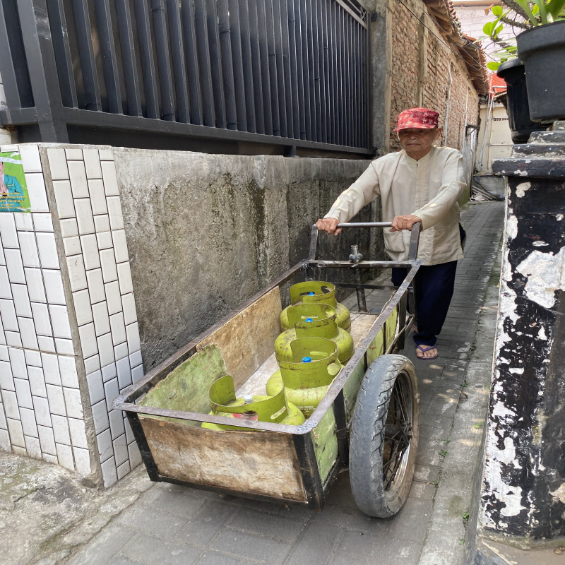 Abah Ade Keliling Jual Gas untuk Bisa Meneruskan Hidup