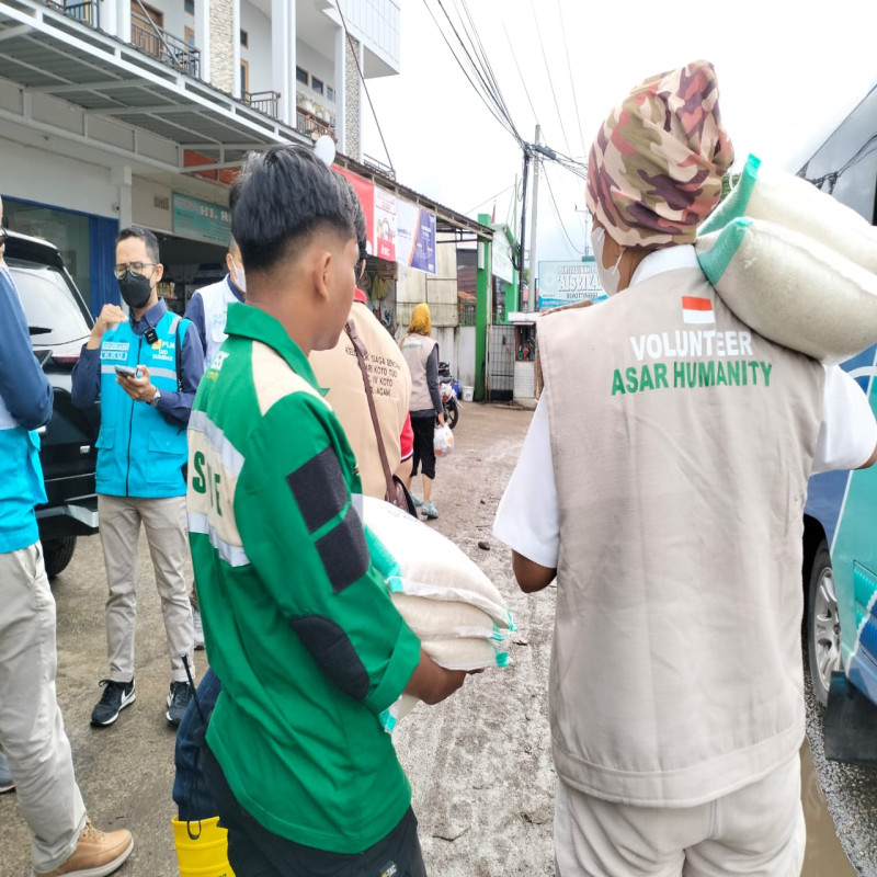 Bantu Warga Terdampak Banjir Sumbar