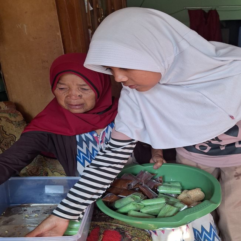 Bantu! Perjuangan Mak Aneh, Demi Bertahan Hidup dan Sembuhkan Anak dan Cucu