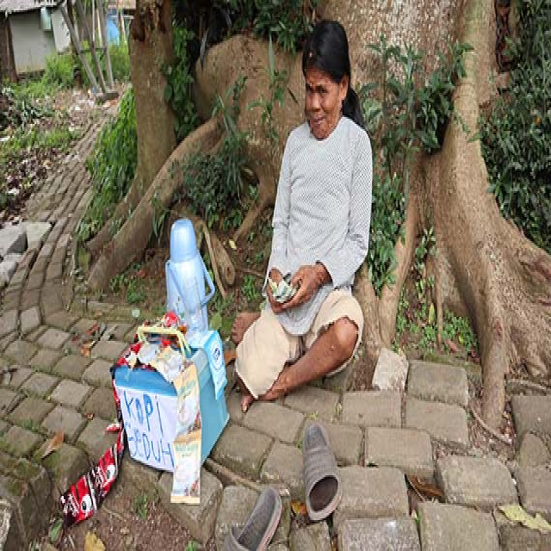 Tak Ingin Mengemis, Emak Jual Kopi Kelilling dengan Menahan Lapar dan Sakit!!!