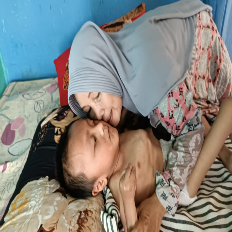 Pilu! Nenek Berjuang Menjadi Tukang Tambal Ban Demi Menghidupi Cucu Yatim Yang Sakit