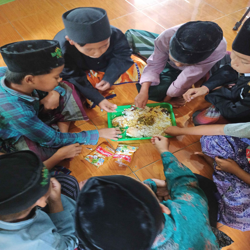Sampaikan Perahu untuk Santri Al-Ansori, Tempuh Sungai Penuh Buaya untuk Belajar Ilmu Agama