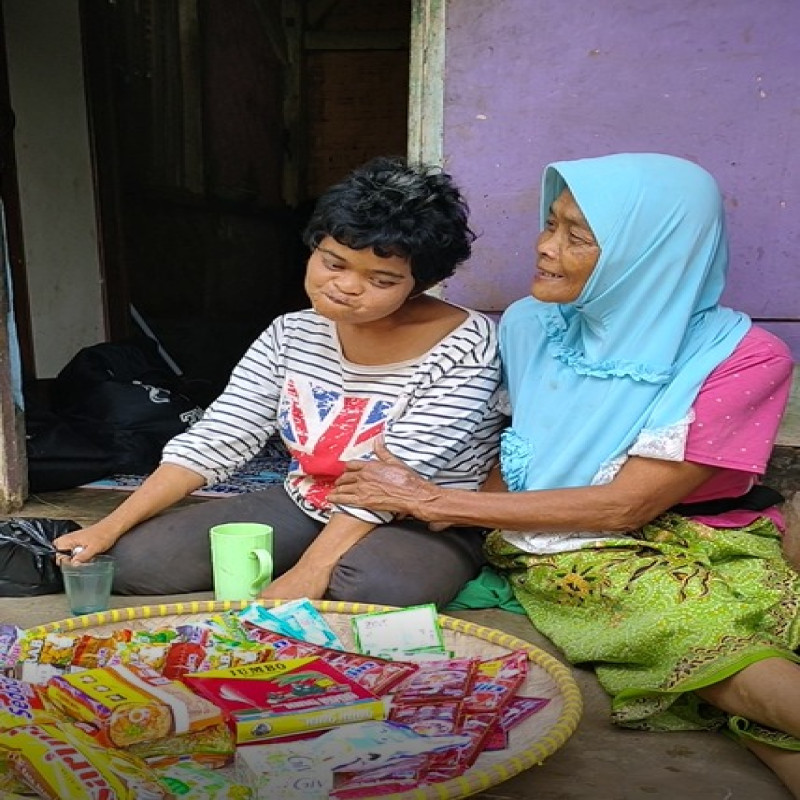 Lansia Mencari Nafkah dan Merawat Anak Sakit