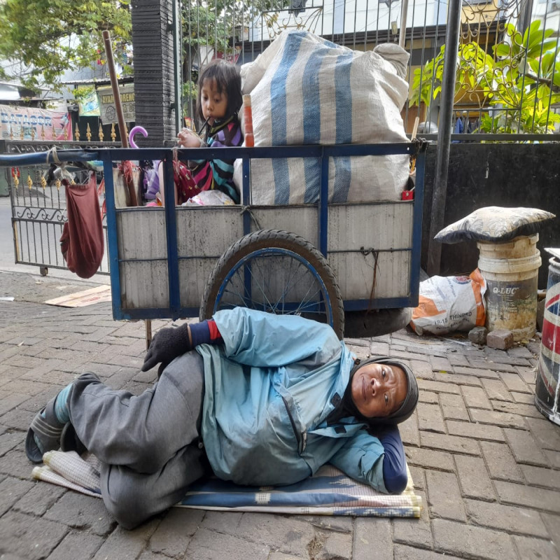 Nenek Aku Laper... Nemu Makanan Nggak