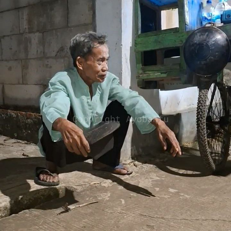 Juang Abah Suwandi Hidupi Istri Dan Adik ODGJ