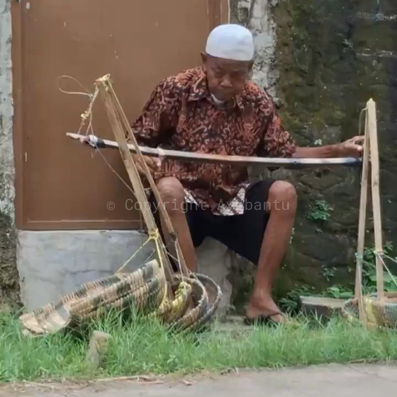 Kisah Pilu Lansia Penjual Pengki Hidupi Sang Istri