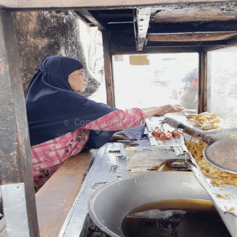 Bantu Ibu Atik, Penjual Gorengan di Usia Senja