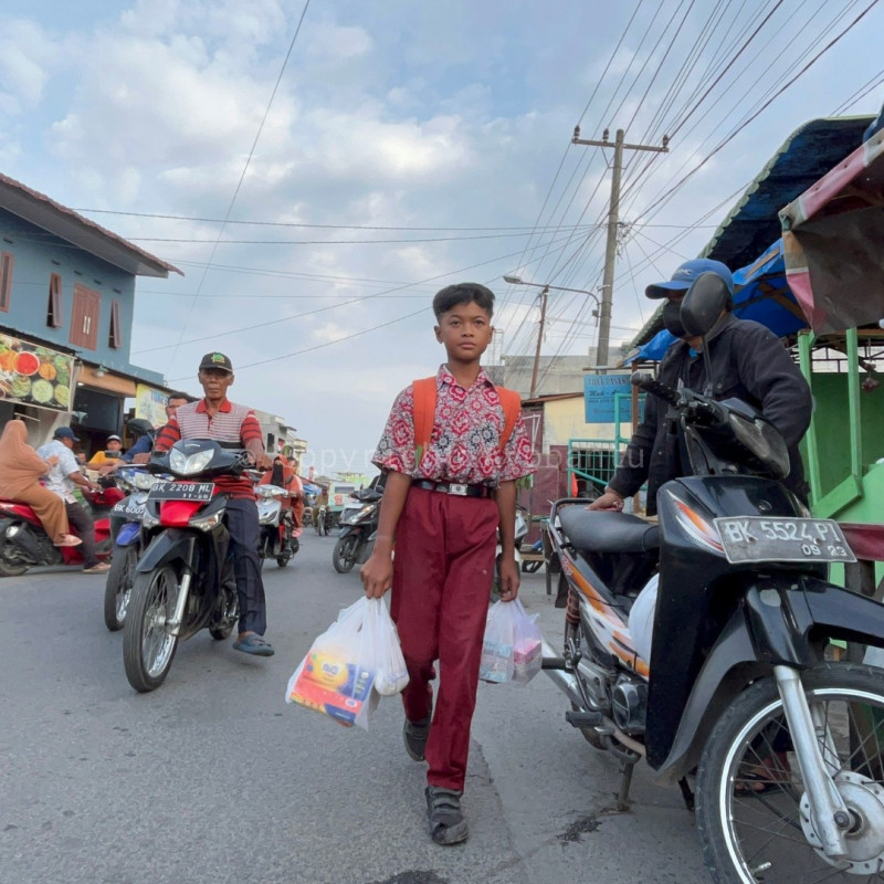 Keliling Jualan, Yatim Piatu Ini Berjuang Cari Nafkah
