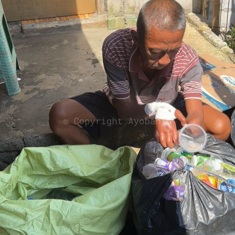 Istri Sakit, Pak Uut Tetap Berjuang Seorang Diri Di Tengah Keterbatasan