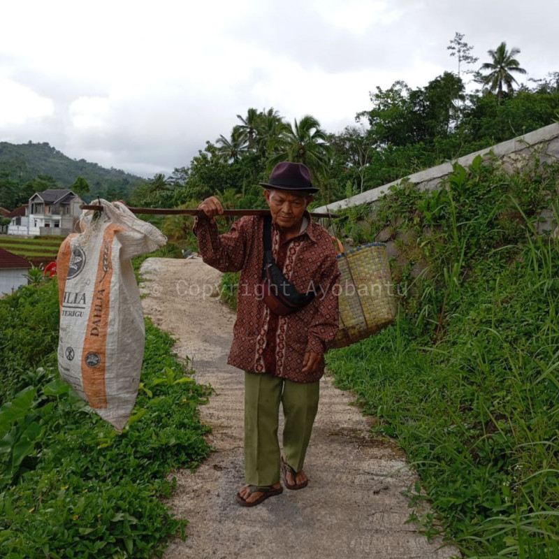 Pendapatan Hanya 10 Ribu, Abah Empud Tetap Berjualan Meski Kaki Sakit