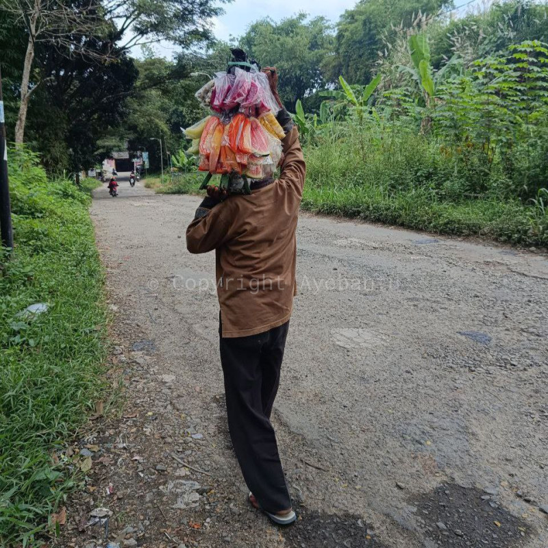 Lansia 68 Tahun Bertahan Hidup Dengan Jual Buah-Buahan Keliling