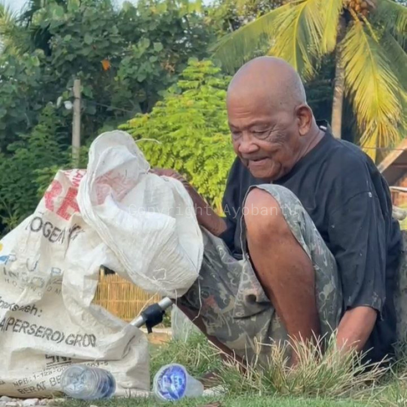 Dengan Tongkat Dan Harapan, Kakek Hasan Tetap Melangkah Demi Sekeping Rupiah