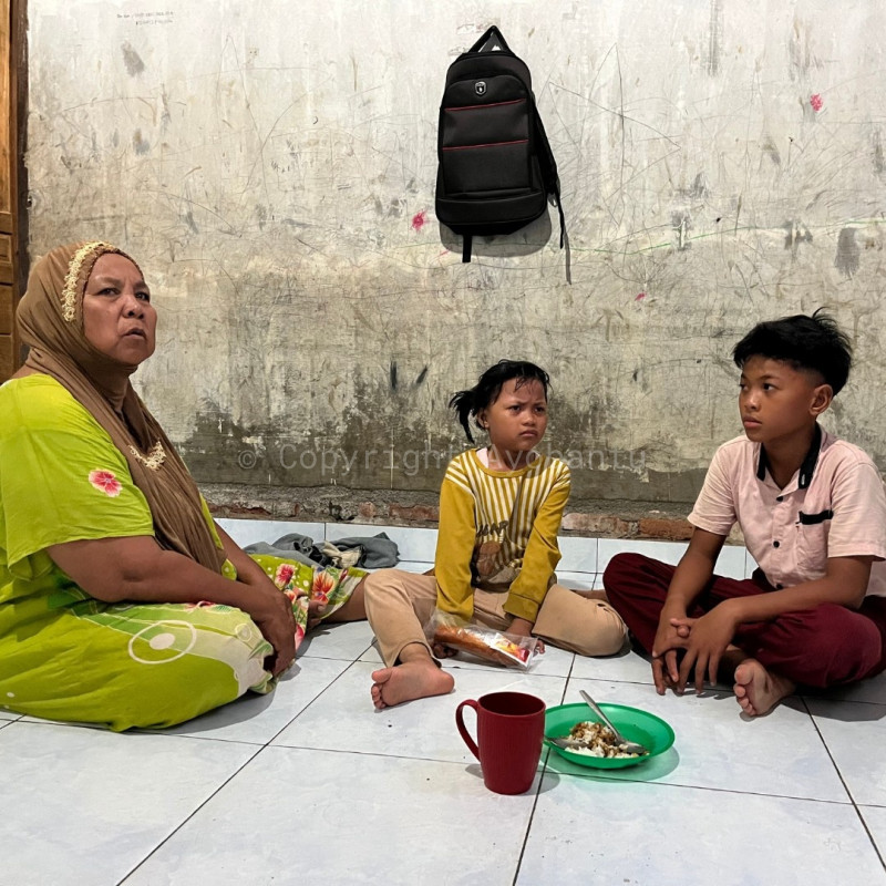 Keliling Jualan, Yatim Piatu Ini Berjuang Cari Nafkah