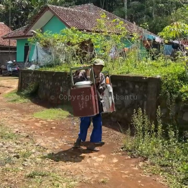 Tubuh Gemetar! Lansia 85 Tahun Banting Tulang Hidupi Istri & Anak ODGJ