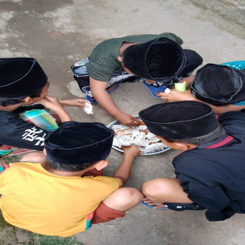 Beras untuk Santri : Bantu Padamkan Rasa Lapar Mereka