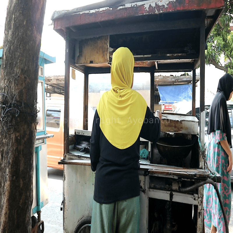 Bantu Ibu Atik, Penjual Gorengan di Usia Senja